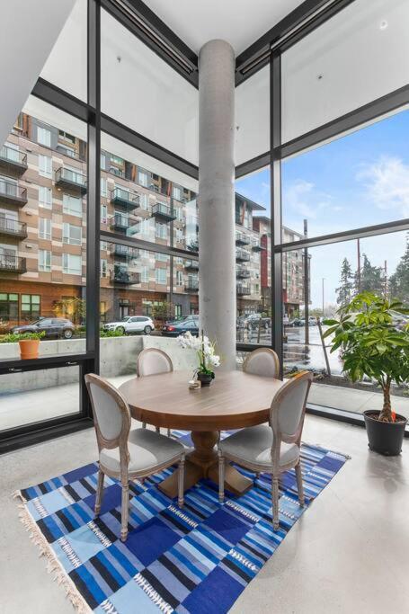 Airy And Open Corner Loft - 92 Walkscore Redmond Bagian luar foto
