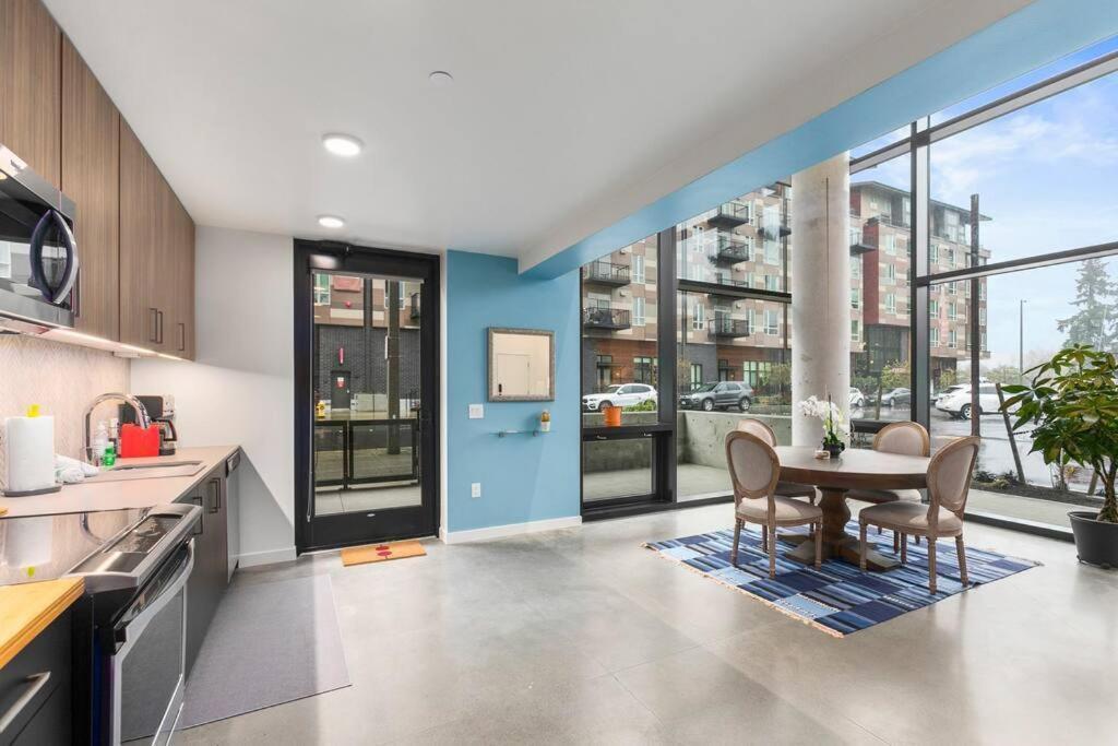 Airy And Open Corner Loft - 92 Walkscore Redmond Bagian luar foto