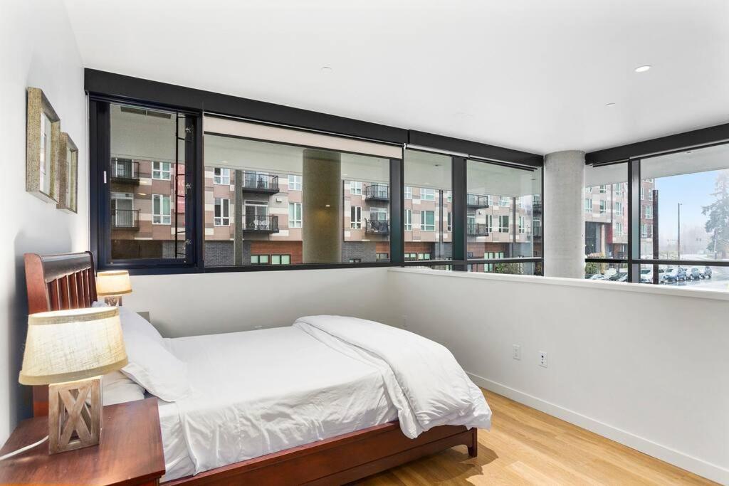 Airy And Open Corner Loft - 92 Walkscore Redmond Bagian luar foto