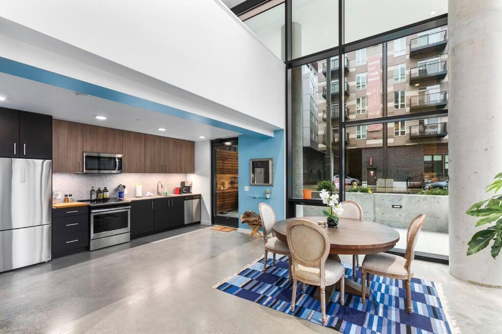 Airy And Open Corner Loft - 92 Walkscore Redmond Bagian luar foto