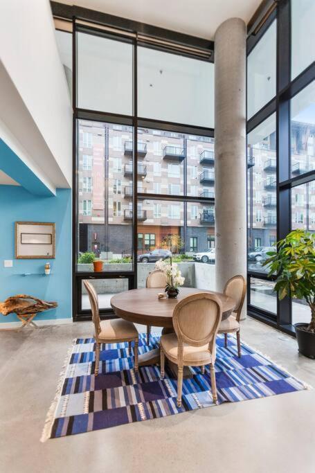 Airy And Open Corner Loft - 92 Walkscore Redmond Bagian luar foto